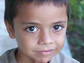 Adozioni a distanza. La nuova cultura del bambino risolve nel mondo.