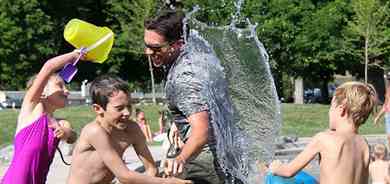 Giochi estivi all'aperto con l'acqua