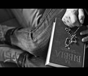 Bibbia mani e rosario
